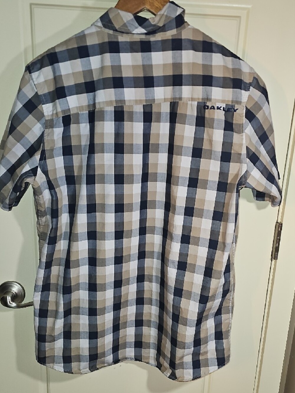 Oakley Men’s Short Sleeve Plaid Button-Down Shirt in Navy, Tan & White - Picture 5 of 8